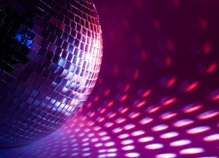 ντισκομπάλα που αντανακλά το φως σε disco party