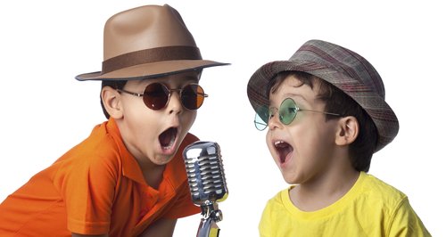 παιδιά με καπέλα που τραγουδούν στο karaoke party